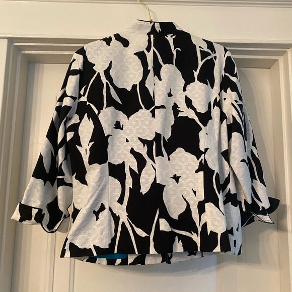 Chico's Black & White 3/4 Sleeve Blazer
Jacket Mandarin Collar Sz 2 or L - Picture 5 of 6